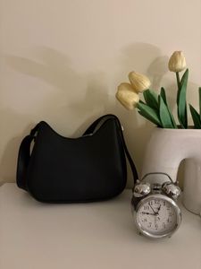 black shoulder bag
