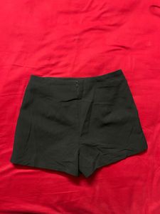 Chic Black Buttoned Shorts