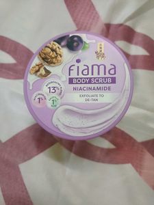 Fiama Body Scrub Niacinamide Exfoliate to De-Tan
