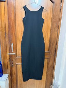 Sleek Black Sleeveless Midi Dress