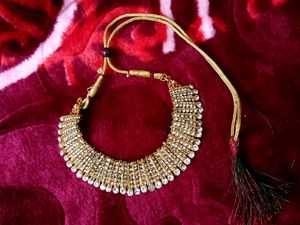 STONE NECKPIECE FOR WOMEN