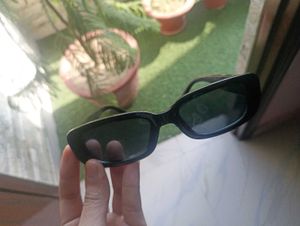 Chic Black Sunglasses