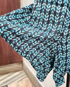 Stylish Black &amp; Blue Leaf Print Shorts