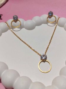 NEW Gold Tone Necklace and Earrings Set