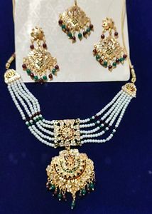 Exquisite Pearl and Kundan Necklace Set