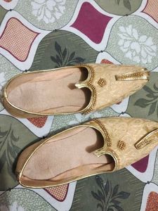 Elegant Gold Juttis