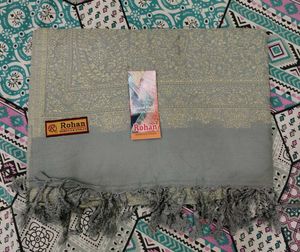 Elegant stole with Tassels