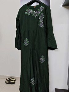Elegant Green Kurta with Floral Embroidery and pat