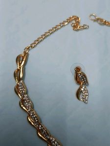 sukkhi alloy plated gold necklace set