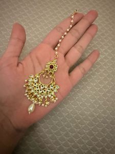 Exquisite Kundan &amp; Pearl Maang Tikka Set