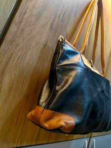Chic Black &amp; Tan Leather Hobo Bag✨