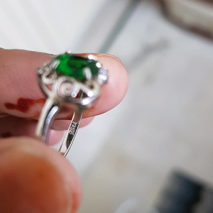 Silver ring with emarald stone