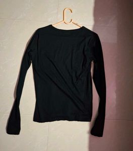 Black Thumbhole Roundneck Top