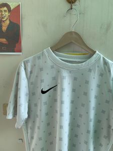 Nike White Pattern T-Shirt (T528)