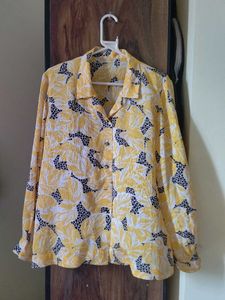 Women open notch collar shirt.