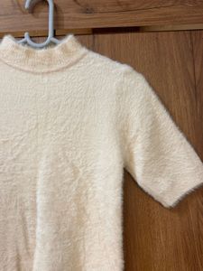 Turtle-neck beige woollen sweater T-shirt