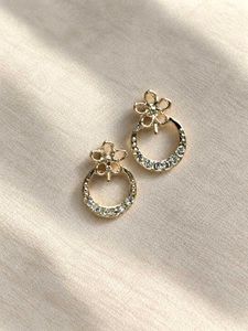 Gold Floral Rhinestone Drop Earrings 🌼