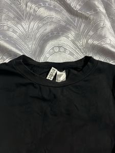 H&amp;M Black Cropped T-Shirt