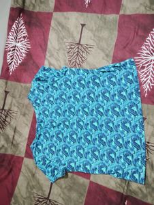 T-shirt and regular fit track pant