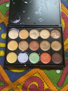 Corrector/foundation palette & white eyeli