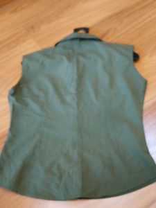 Stylish Green Zip-Front Sleeveless Collared Top