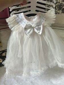 😍 White beautiful frock with Bow for new born
