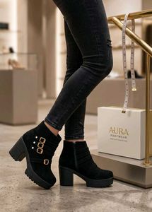 Chic Black Platform Boots