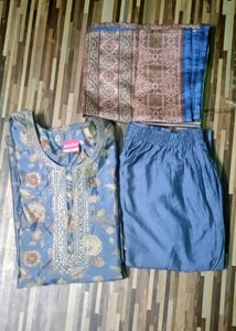 Elegant Floral Embroidered Kurti
