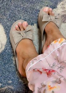Carlton London Grey Bow Sandals
