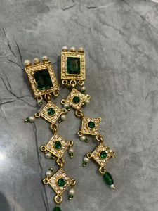 Elegant Emerald &amp; Pearl Choker Necklace