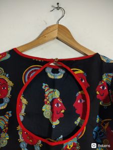 Desi Weavess Black  Kalamkari Print Short Sleeves Crop Tops (Women's)
