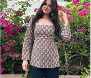 Straight kurta with flared sleeves and corset back