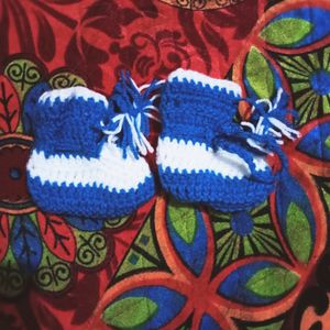 New Born Baby  Combo Caps And Wollen Socks No Used
