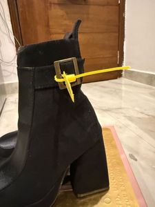 Theater Women Gaga Black Buckle Detail Platform He