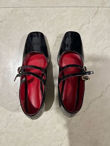 (kelly rear window)Chic Mary Jane heels
