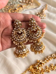 Elegant Kundan &amp; Pearl Jewellery Set