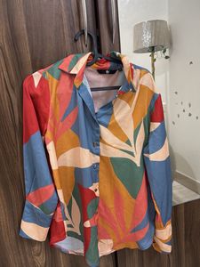 Vibrant Tropical Leaf Print Button-Up Shirt