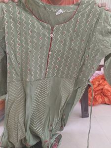 Elegant Light Green Kurta with Floral Print