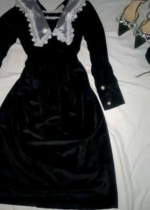 Elegant Black Velvet Dress with Lace Collar