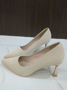 BRAND NEW Nude Pumps