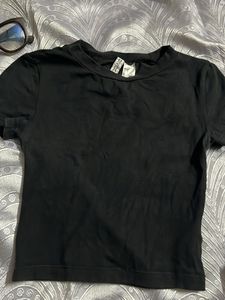 H&amp;M Black Cropped T-Shirt