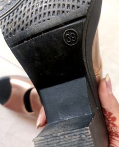 Heel Sandal.... 👡 One Time Use Only.... Like New