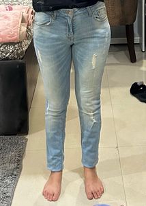 Light Distressed Denim Jeans (ripped)