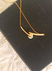 Elegant Pearl &amp; Gold Tone Necklace