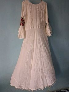 Elegant White Kurta with Floral Embroidery