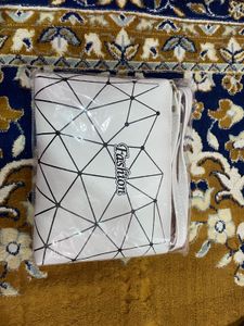 Chic White Geometric Crossbody Bag👜