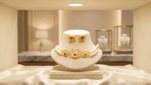 Stunning Gold & Pearl Necklace & Earrings Set
