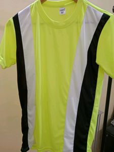 Beautiful Bright Green Tshirt Comfortable For Summ