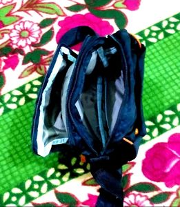 IT IS A BLACK COLOR WOMEN'S SLINGBAG......