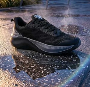 Mens Black Sneakers  Size 7🌟